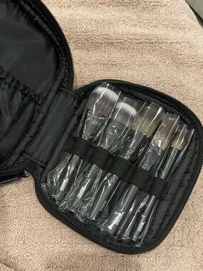 MAKEUP BY MARIO ESSENTIAL BRUSH SET
5-PIECE TRAVEL FACE BRUSH SET & CASE